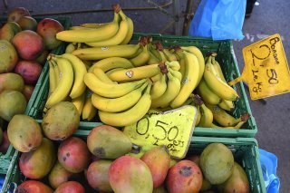 Les mangues et bananes arrivées par avion en Suisse devraient être obligatoirement déclarées comme tel sur les étiquettes (archives). KEYSTONE/MARTIAL TREZZINI